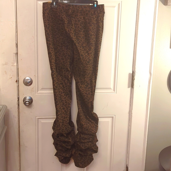 Leopard Print Pants with a slouched bottom - Picture 2 of 2